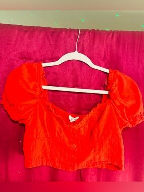 👑 SUPER SEXY RED BUTTONED & RUCHED CROP TOP — SIZE MEDIUM